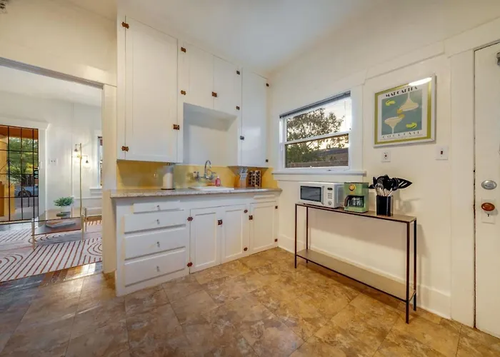 Holiday home Close To U Of A, Unique, Patio And Porch, 1 Bedroom 1 Ba