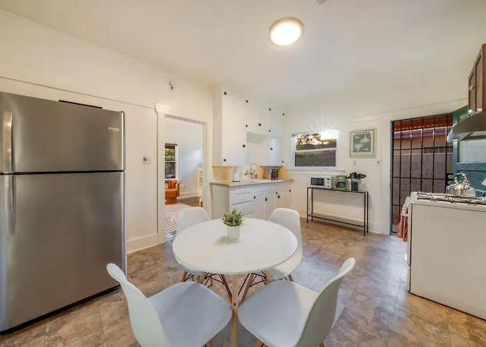 Holiday home Close To U Of A, Unique, Patio And Porch, 1 Bedroom 1 Ba *
