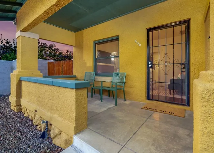 Holiday home Close To U Of A, Unique, Patio And Porch, 1 Bedroom 1 Ba