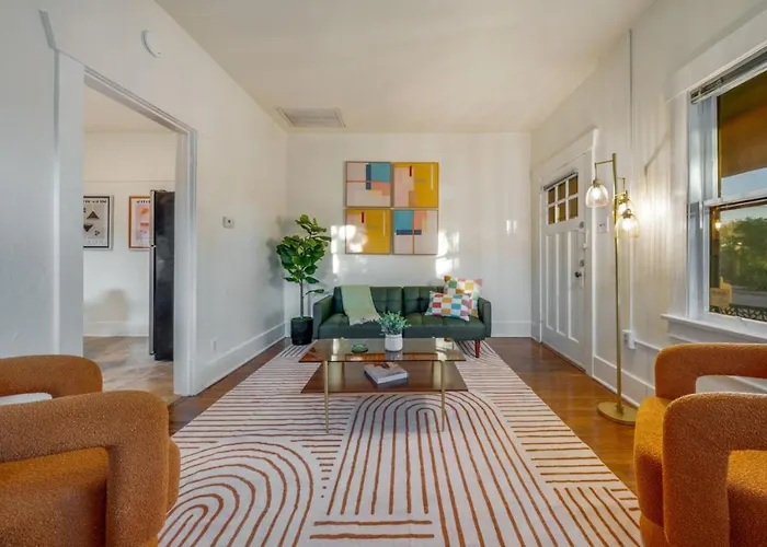 Holiday home Close To U Of A, Unique, Patio And Porch, 1 Bedroom 1 Ba *