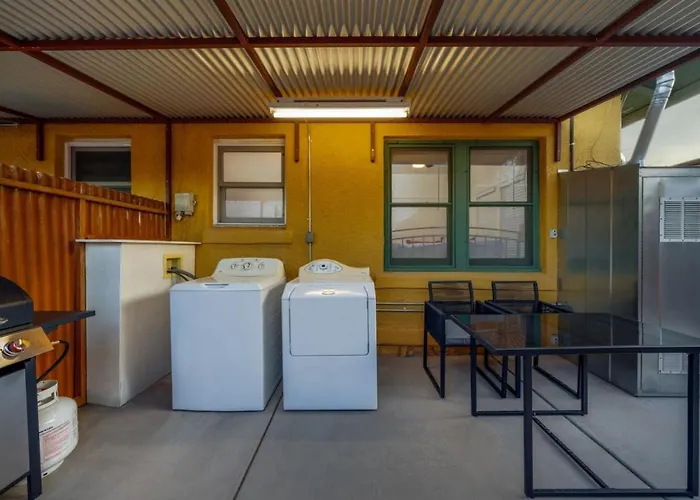 Holiday home Close To U Of A, Unique, Patio And Porch, 1 Bedroom 1 Ba *